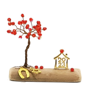 Γούρι 2023 - Δέντρο ζωής από σύρμα σε ξύλο θαλάσσης με κόκκινες χάντρες - χρυσές λεπτομέρειες - ξύλο, χριστουγεννιάτικα δώρα, γούρια, δέντρο
