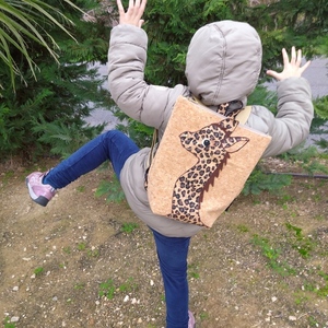 Παιδική τσάντα πλάτης Καμηλοπάρδαλη, από φελλό. Anifantou - πλάτης, all day, φελλός, τσαντάκια - 4