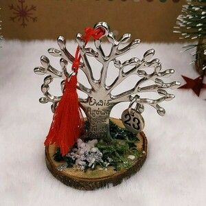 Γούρι 2023 - Μεταλλικό δέντρο ζωής με ευχές (ασημί) - κόκκινη φούντα και βρύα - ξύλο, μέταλλο, χριστουγεννιάτικα δώρα, γούρια, δέντρο - 3