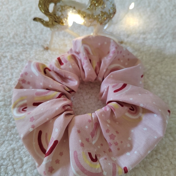 Χειροποίητο υφασμάτινο λαστιχάκι μαλλιών scrunchie κοκαλάκι σε old ροζ χρωμα με ουράνια τόξα medium size 1τμχ - χριστούγεννα, χριστουγεννιάτικα δώρα, αξεσουάρ μαλλιών - 2