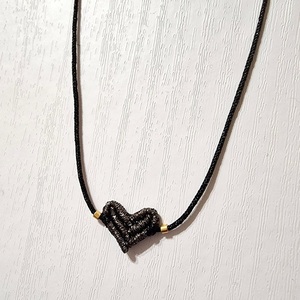 Κολιέ TINY HEART με καρδιά μακραμέ σε μεταλιζέ μαύρο χρώμα και miyuki χάντρες - ημιπολύτιμες πέτρες, καρδιά, μακραμέ, κοντά, φθηνά - 3