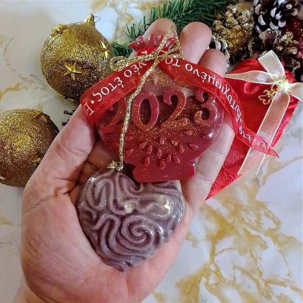 Γούρι 2023, πουγκί με δύο σαπουνάκια γλυκερίνης, κόκκινο ρόδι και σάπιο μήλο καρδιά, 14εκ. - ύφασμα, ρόδι, χριστουγεννιάτικα δώρα, γούρια, γούρι 2023 - 2