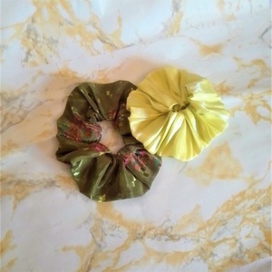Σετ scrunchies 2 τεμ. χακί σατέν και κίτρινο lurex - ύφασμα, γυναικεία, σετ δώρου, λαστιχάκια μαλλιών - 2