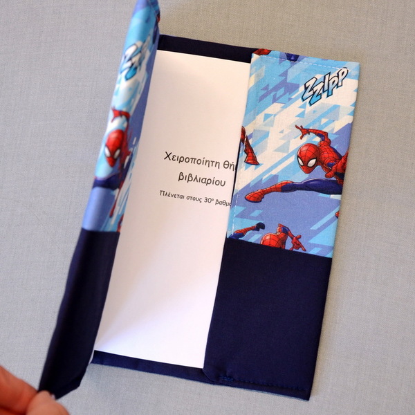 ΘΗΚΗ ΒΙΒΛΙΑΡΙΟΥ "SPIDERMAN" ΜΕ ΚΕΝΤΗΜΈΝΟ ΟΝΟΜΑ ΚΑΙ ΗΜΕΡΟΜΗΝΙΑ ΓΕΝΝΗΣΗΣ, ΑΠΟ 100% ΒΑΜΒΑΚΕΡΑ ΠΛΕΝΟΜΕΝΑ ΥΦΑΣΜΑΤΑ - αγόρι, θήκες βιβλιαρίου, δώρα γενεθλίων - 3