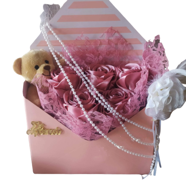 Φάκελος ροζ με λούτρινο αρκουδάκι, τριαντάφυλλα σάπιο μήλο από σατεν κορδέλα, πέρλες και αφιέρωση με χρυσό plexi glass - ύφασμα, χαρτί, διακοσμητικά, αγ. βαλεντίνου, δωρο για επέτειο