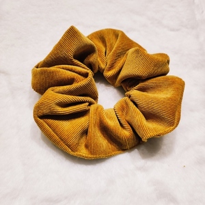 Λαστιχάκι μαλλιών (scrunchie) μουσταρδί large - ύφασμα, μαλλιά, για τα μαλλιά, λαστιχάκια μαλλιών, velvet scrunchies - 3