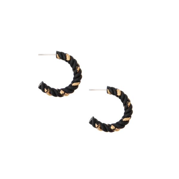 Χειροποίητα σκουλαρίκια κρίκοι πλεξούδα απο πολυμερικό πηλό σε μαύρο χρώμα με φύλλα χρυσού - πηλός, κρίκοι, πολυμερικό πηλό