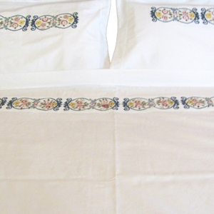 Υπέρδιπλο λευκό σεντόνι με μαξηλαροθήκες - μαξιλάρια