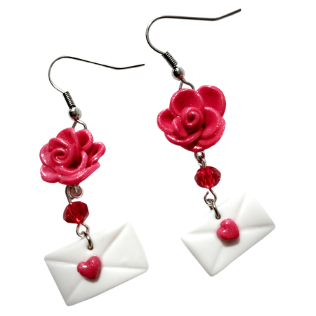 Σκουλαρίκια κρεμαστά από πηλό κόκκινο τριαντάφυλλο με άσπρο φάκελο - πηλός, χάντρες, κοσμήματα, κρεμαστά, δώρα για γυναίκες