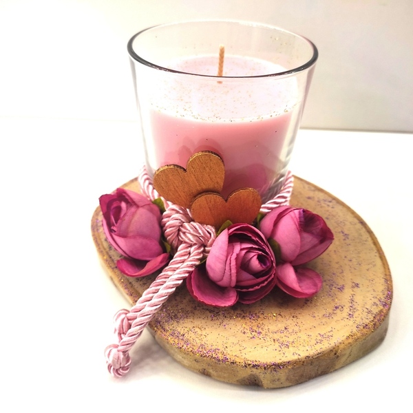 Χειροποίητη σύνθεση σε ξύλινη βάση ευκάλυπτου 11εκ χ15εκ με ρόζ κερί με άρωμα βανίλια σε γυάλινο ποτήρι - ύφασμα, ξύλο, γυαλί, κερί, αρωματικά κεριά - 2