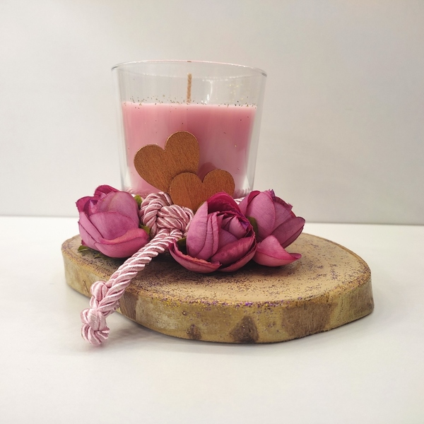 Χειροποίητη σύνθεση σε ξύλινη βάση ευκάλυπτου 11εκ χ15εκ με ρόζ κερί με άρωμα βανίλια σε γυάλινο ποτήρι - ύφασμα, ξύλο, γυαλί, κερί, αρωματικά κεριά