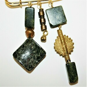 Καρφίτσα παραμάνα, πράσινος ίασπης, χειροποίητη μπρούτζινη ινδική χάντρα-ραβδώσεις - ημιπολύτιμες πέτρες, χάντρες, μπρούντζος - 2