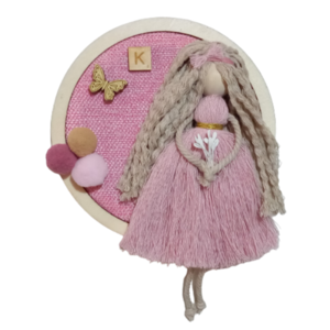 Προσωποποιημένο ξύλινο τελάρο σε φυσικό χρώμα με ύφασμα καμβά σε έντονο ροζ χρώμα και μακραμέ κοριτσάκι ( 15 εκ.) - κορίτσι, τελάρα κεντήματος, δώρα για παιδιά, διακοσμητικό παιδικού δωματίου