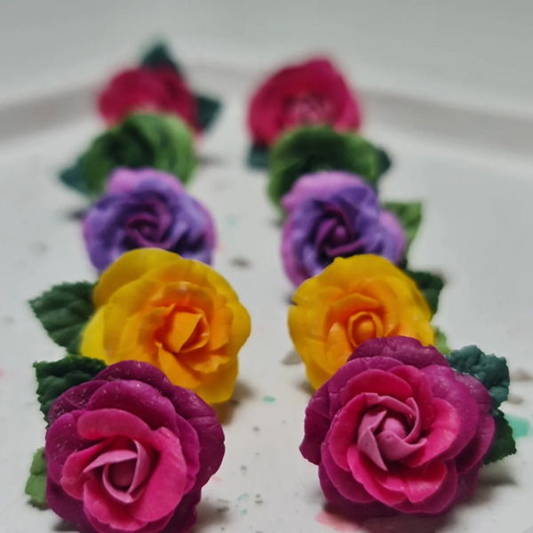 Rose army on your ears | Καρφωτά studs σκουλαρίκια με τριαντάφυλλο (διάσταση σχεδόν 1.5 εκ Υλικό Πολυμερικός πηλός και ατσάλι) - πηλός, λουλούδι, καρφωτά, boho, φθηνά