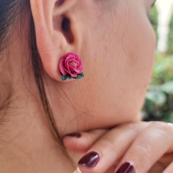 Rose army on your ears | Καρφωτά studs σκουλαρίκια με τριαντάφυλλο (διάσταση σχεδόν 1.5 εκ Υλικό Πολυμερικός πηλός και ατσάλι) - πηλός, λουλούδι, καρφωτά, boho, φθηνά - 2