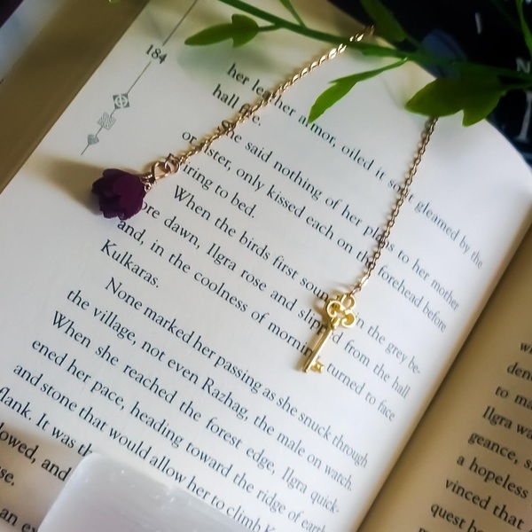 Σελιδοδείκτης με αλυσίδα, κλειδάκι και μπορντό λουλούδι. 15εκ - σελιδοδείκτες