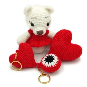 Χειροποίητο πλεκτό σετ δώρου κόκκινο-λευκό με αρκουδάκι, καρδιά, ματάκι μπρελόκ και καρδιά μπρελόκ - νήμα, καρδιά, ματάκια, αγ. βαλεντίνου, σετ δώρου