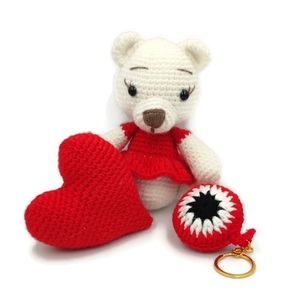 Χειροποίητο πλεκτό σετ δώρου κόκκινο-λευκό με αρκουδάκι, καρδιά και ματάκι μπρελόκ - νήμα, καρδιά, ματάκια, αγ. βαλεντίνου, σετ δώρου