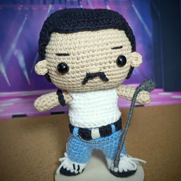 Πλεκτή κούκλα amigurumi Freddie Mercury ύψους 15 εκ. - amigurumi, μινιατούρες φιγούρες, μαλλί felt, κούκλες - 3