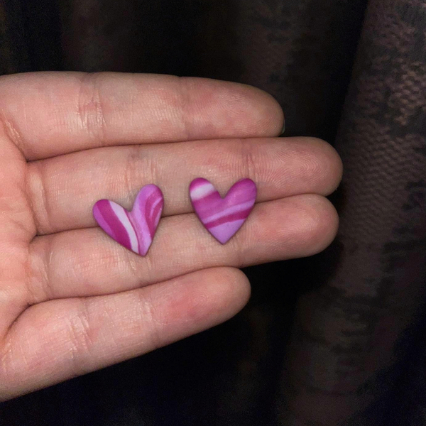 Purple Heart Studs| Χειροποίητα καρφωτά σκουλαρίκια μωβ καρδιές - πηλός, καρφωτά, μικρά, ατσάλι, καρφάκι - 2
