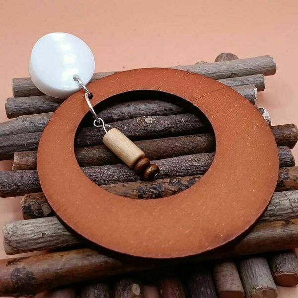 Wooden Collection - Boho σκουλαρίκι με ξύλινο κρίκο και καρφωτό στοιχείο από υγρό γυαλί 8 εκ. - καφέ/λευκό - ξύλο, γυαλί, κρίκοι, boho, μεγάλα