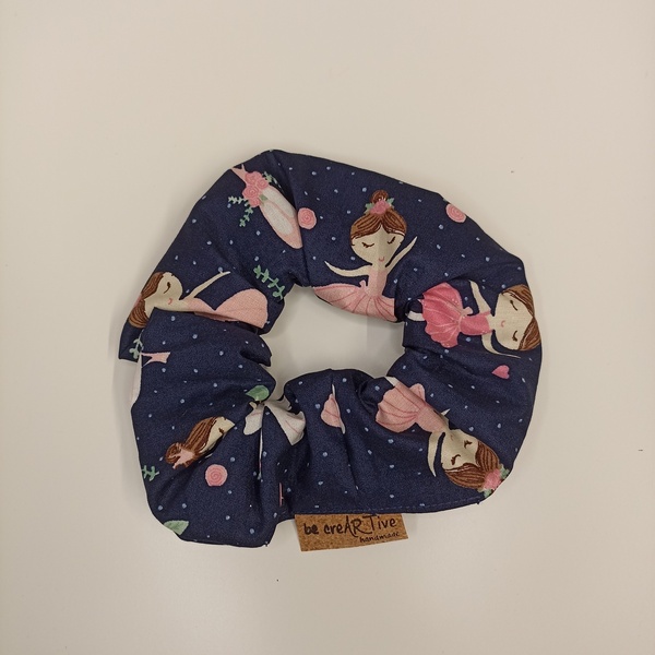 ΧΕΙΡΟΠΟΙΗΤΟ ΒΑΜΒΑΚΕΡΟ SCRUNCHIES ΜΠΑΛΑΡΙΝΕΣ ΣΕ ΜΠΛΕ ΦΟΝΤΟ - ύφασμα, λαστιχάκια μαλλιών - 2