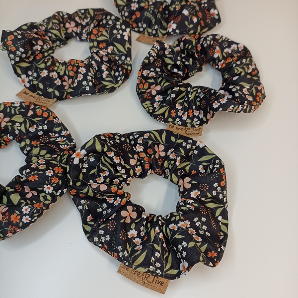 ΧΕΙΡΟΠΟΙΗΤΟ ΒΑΜΒΑΚΕΡΟ SCRUNCHIES ΜΑΥΡΟ ΦΛΟΡΑΛ ΜΕ ΜΙΚΡΑ ΛΟΥΛΟΥΔΑΚΙΑ - ύφασμα, λαστιχάκια μαλλιών - 3