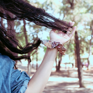 Χειροποίητη υφασματινη scrunchie στέκα βαμβακερή μαλλιών με ύφασμα σε patchwork σχέδιο 1 τμχ 40 εκ - ύφασμα, γυναικεία, ιδεά για δώρο, στέκες - 3