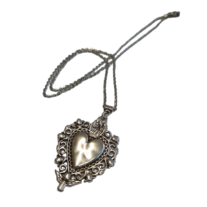 Μενταγιόν με επάργυρο στοιχείο καρδιά περασμένο σε ατσάλινη αλυσίδα μήκους 45 εκ. - charms, επάργυρα, μέταλλο, κοντά, κοσμήματα
