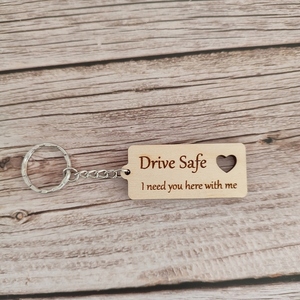 Μπρελόκ ξύλινο Drive safe i need you here with me - ξύλο, μπρελόκ, ζευγάρια, αυτοκινήτου - 3