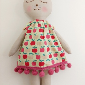 Υφασμάτινη κούκλα ζωάκι red heart bear 33εκ. με φόρεμα apple - λούτρινα