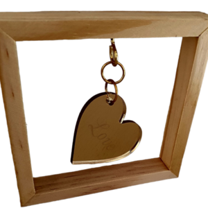 Ξύλινο διακοσμητικό καδράκι 10εκ Χ 10 εκ με γάντζο και κρεμαστή καρδιά από χρυσό πλεξιγκλάς - ξύλο, σε αγαπώ, plexi glass, διακοσμητικά