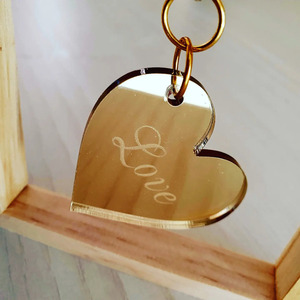 Ξύλινο διακοσμητικό καδράκι 10εκ Χ 10 εκ με γάντζο και κρεμαστή καρδιά από χρυσό πλεξιγκλάς - ξύλο, σε αγαπώ, plexi glass, διακοσμητικά - 2