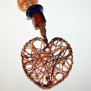Μπρελόκ καρδιά, πλεγμένα τρία χρώματα σύρμα, γυάλινες χάντρες - γυαλί, χαλκός, καρδιά, μπρελόκ, μέταλλο - 2