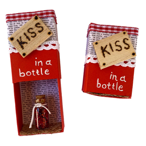 Ευχετήρια κάρτα - δώρο για ερωτευμένους, kiss in a bottle 5.3x3.5x1.7 εκ - χαρτί, πρωτότυπα δώρα, ευχετήριες κάρτες