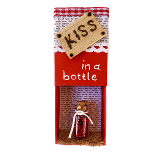 Ευχετήρια κάρτα - δώρο για ερωτευμένους, kiss in a bottle 5.3x3.5x1.7 εκ - χαρτί, πρωτότυπα δώρα, ευχετήριες κάρτες - 2