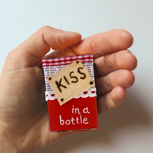 Ευχετήρια κάρτα - δώρο για ερωτευμένους, kiss in a bottle 5.3x3.5x1.7 εκ - χαρτί, πρωτότυπα δώρα, ευχετήριες κάρτες - 3