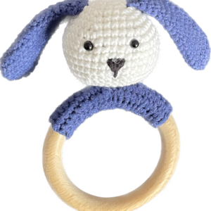 Πλεκτή κουδουνίστρα σε κρίκο ειδικό για μωρά . Χρώμα :μπλε/άσπρο .Διάσταση 12/8/3cm - ξύλο, σκυλάκι, amigurumi, κουδουνίστρα