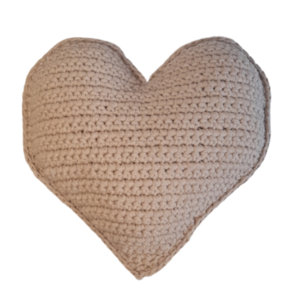 Μαξιλάρι πλεκτό, μπεζ, σε σχήμα καρδιά, από 100% ανακυκλώσιμο βαμβάκι. 28x28cm - καρδιά, μαξιλάρια