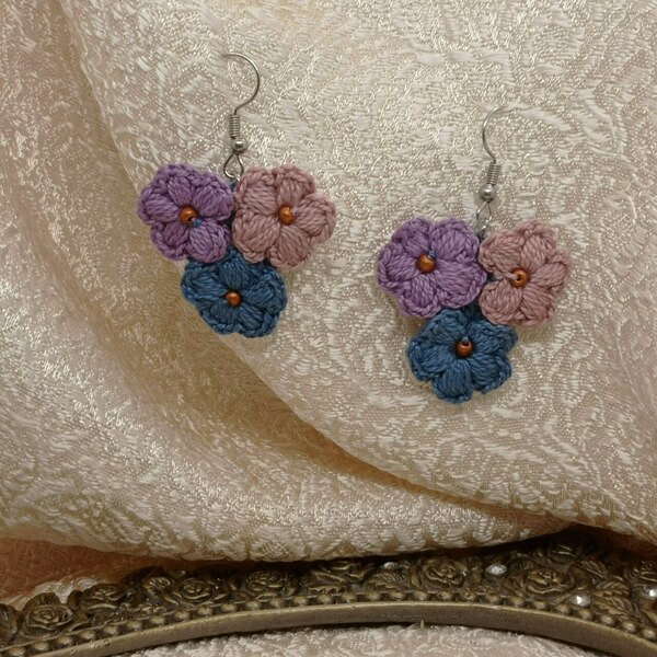 Σκουλαρίκια πλεκτά τρεια λουλούδια μπλε μωβ λιλά - νήμα, λουλούδι, γάντζος, πλεκτά - 2