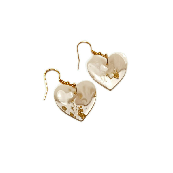 Σκουλαρίκια από ρητίνη καρδιές 2.3 εκ. λευκά με φύλλα χρυσού - γυαλί, ρητίνη, κρεμαστά, γάντζος, φθηνά