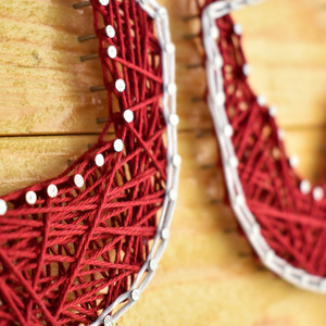 String Art - Ποτήρια κρασιού που τσουγκρίζουν - Κρεμαστό διακοσμητικό τοίχου με θέμα το κρασί - πίνακες & κάδρα, μακραμέ - 2