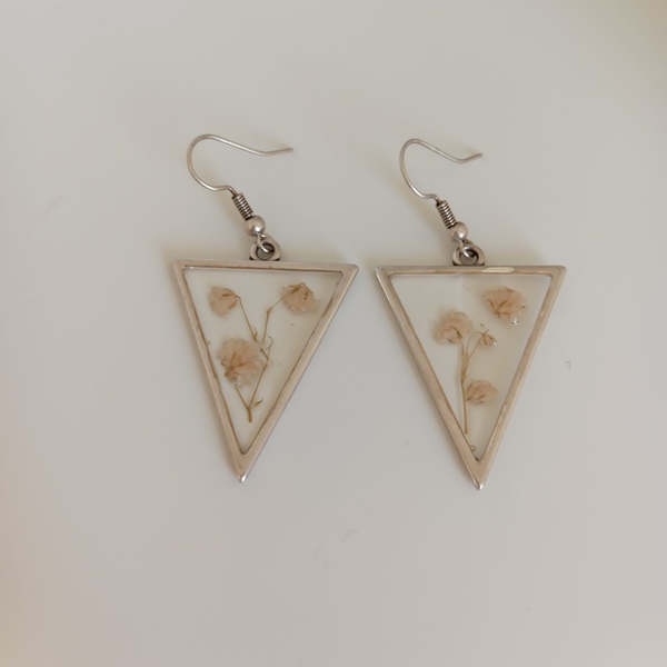 Triangle earrings with white Gypsophila - γυαλί, ορείχαλκος, λουλούδι, μικρά, κρεμαστά - 2