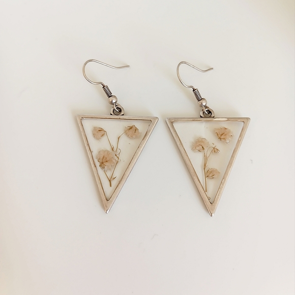 Triangle earrings with white Gypsophila - γυαλί, ορείχαλκος, λουλούδι, μικρά, κρεμαστά