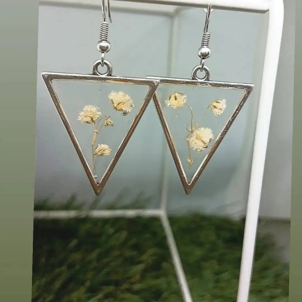 Triangle earrings with white Gypsophila - γυαλί, ορείχαλκος, λουλούδι, μικρά, κρεμαστά - 4