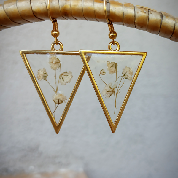 Triangle earrings with white Gypsophila - γυαλί, ορείχαλκος, λουλούδι, μικρά, κρεμαστά - 5