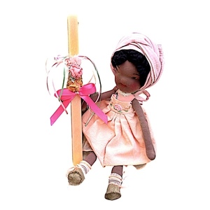 Λαμπάδα αρωματική ροζ-σομών .με χειροποίητη κούκλα 50 εκατ.ύψος με μαύρα μαλλιά - κορίτσι, λαμπάδες, σετ, για παιδιά, παιχνιδολαμπάδες - 3