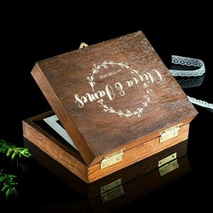 Προσωποποιημένο Ξύλινο Κουτί Φωτογραφιών - Φλοράλ Χάραξη Ονόματα - ξύλο, personalised, άλμπουμ - 4