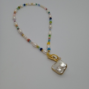 Πολύχρωμο κολιέ από μαργαριτάρια και κρεμαστό mother of pearls - ημιπολύτιμες πέτρες, charms, μαργαριτάρι, κοντά
