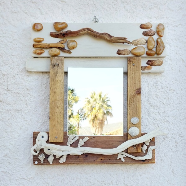"Στην έρημο " Διακοσμητικός χειροποίητος καθρέφτης 51 x 52 εκ. - ξύλο, κοχύλι, βότσαλα